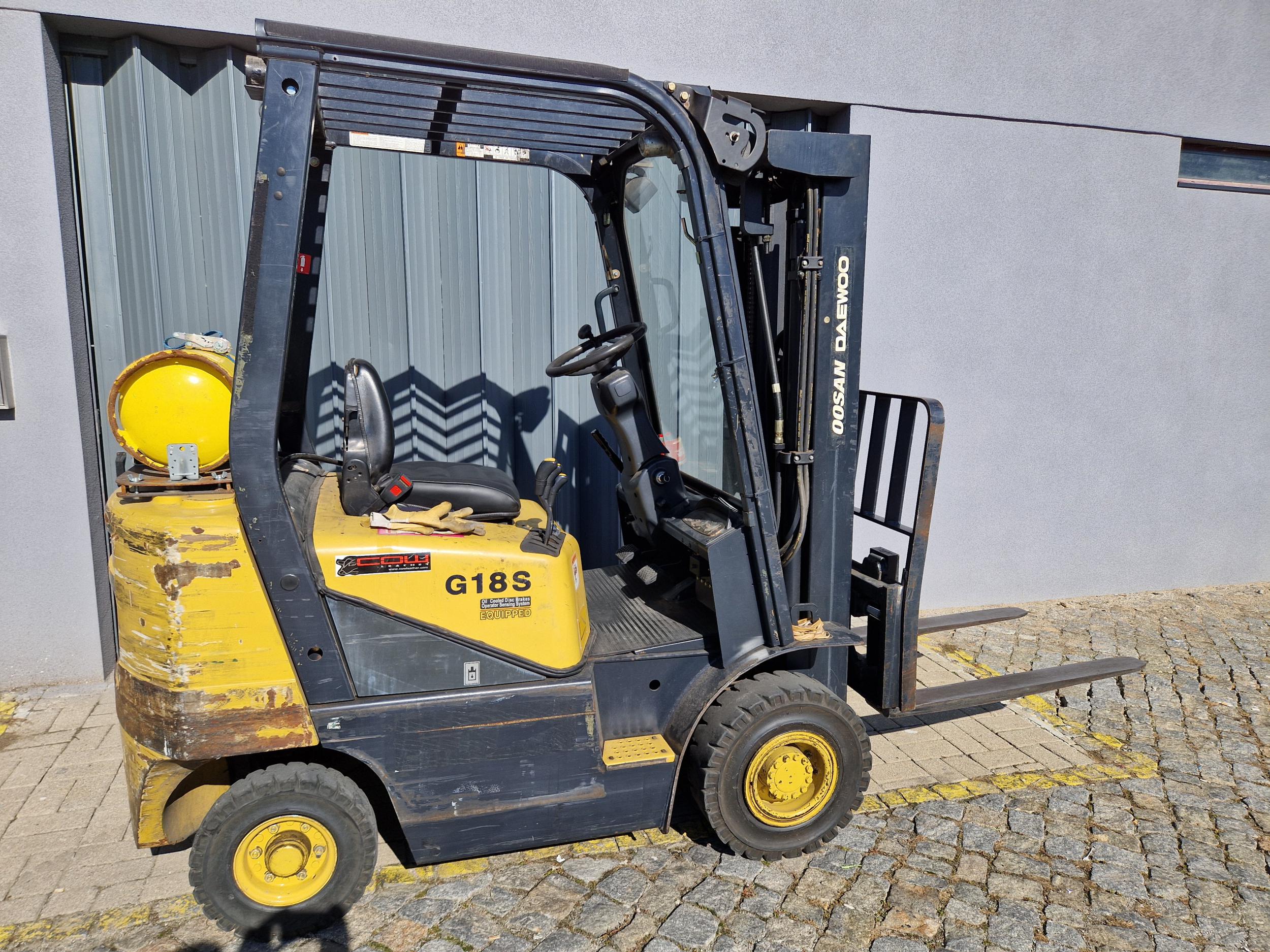 Empilhador Doosan Daewoo - triplex e deslocador lateral